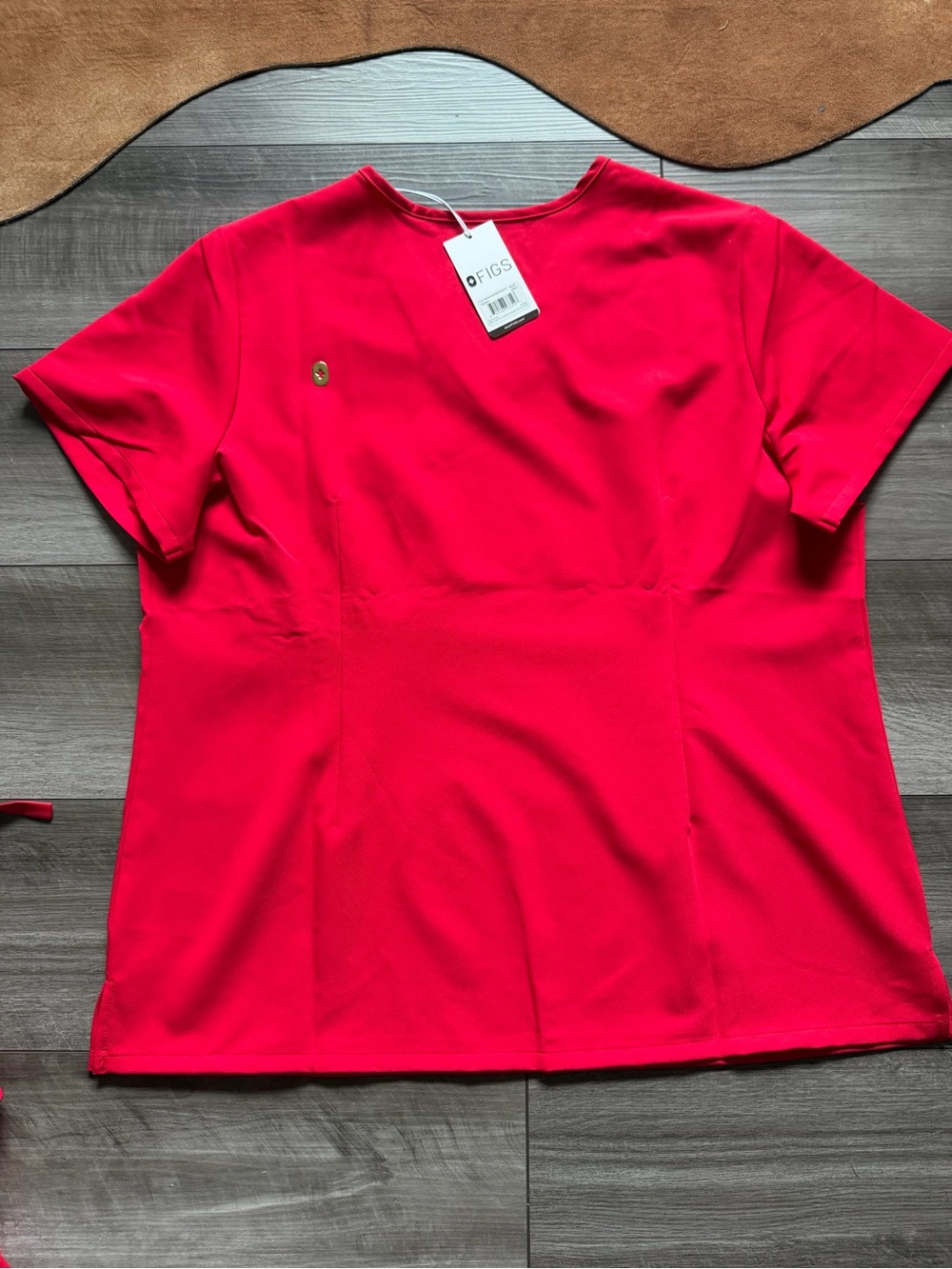 Figs Women's Scrub Kade cargo Set in Red - V-Neck Top & Drawstring Pants XL - Picture 2 of 7